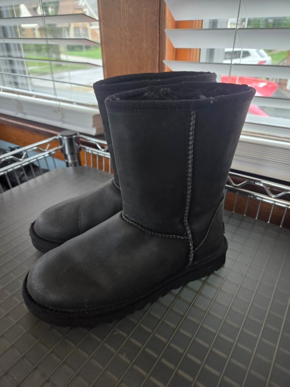 UGG Women's Classic Short Leather Boots Size 6